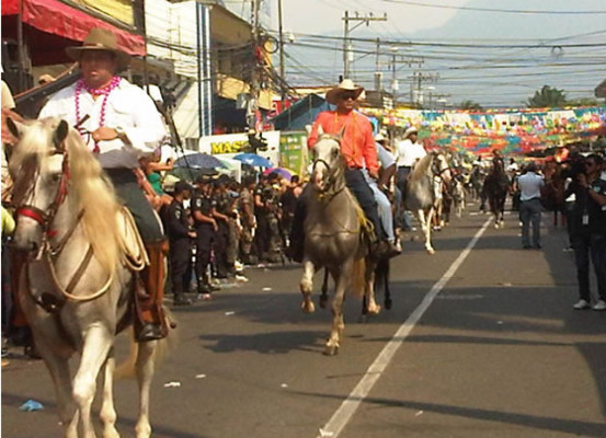 Hondureños disfrutan del Gran Carnaval de La Ceiba