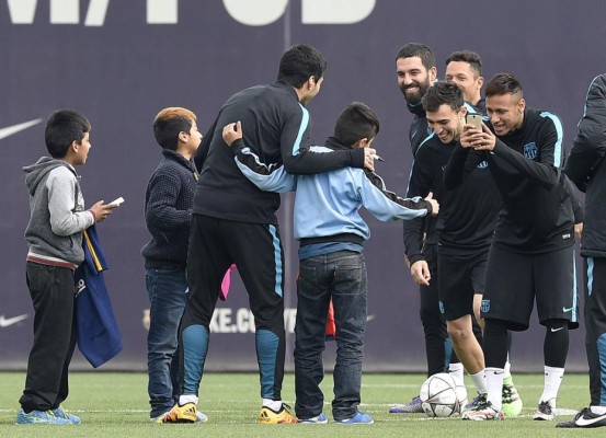 Tres niños se cuelan en el entrenamiento del Barcelona