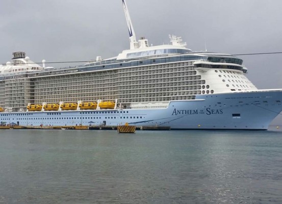 Gigantesco crucero atraca en Roatán, Islas de la Bahía