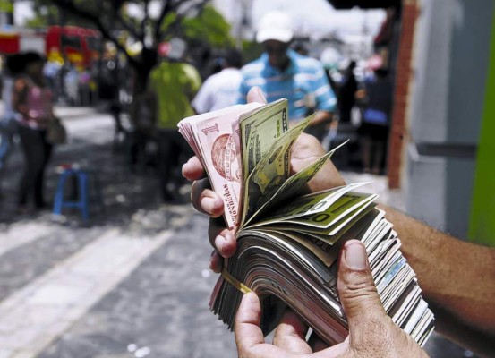 Economistas advierten riesgo de liberar mercado de divisas