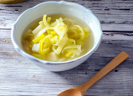 Cómo hacer sopa de papa con puerro