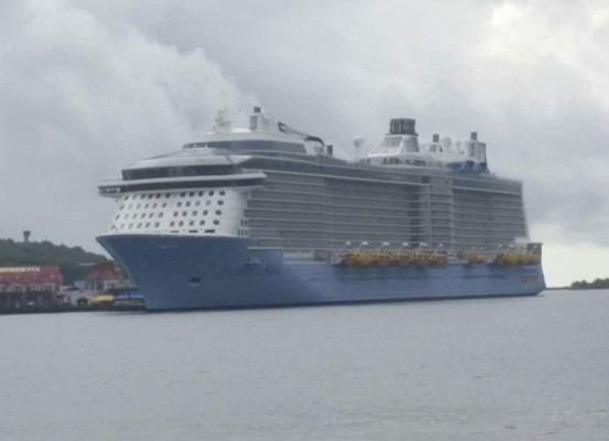 Gigantesco crucero atraca en Roatán, Islas de la Bahía