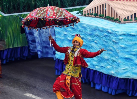 Obama preside desfile patriótico en India  