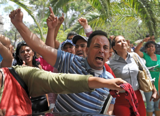 Manuel Zelaya califica de 'debil' a la OEA