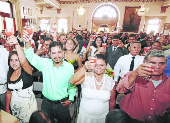 Después de 43 años, hondureños se juran amor eterno