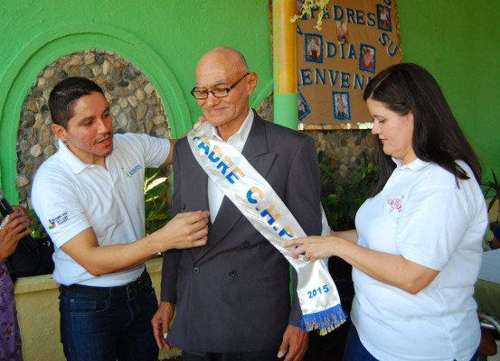Alcaldía festeja a los padres del asilo Perpetuo Socorro