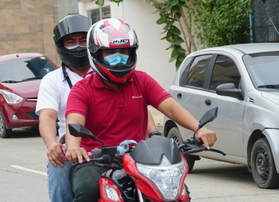 Sigue vigente la prohibición de dos hombres en una motocicleta