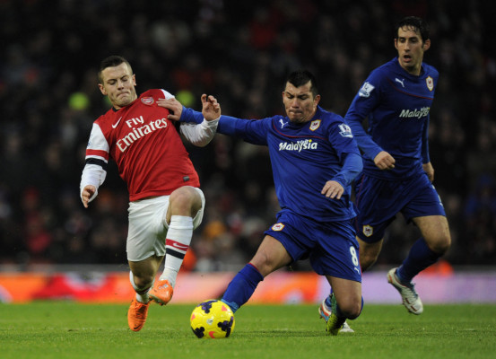 Arsenal sufre, pero mantiene el liderato