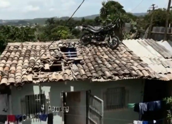 Motociclista hondureño sale volando y aterriza en techo de casa