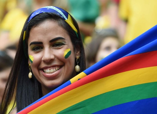 Ellas roban las miradas en partidos de México, Brasil y Chile