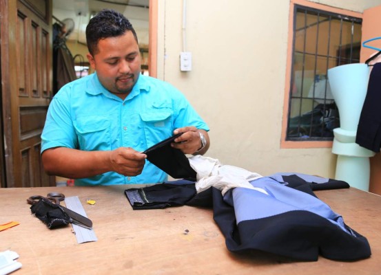 Mario Humberto Canales, litigante por la mañana y sastre por la tarde