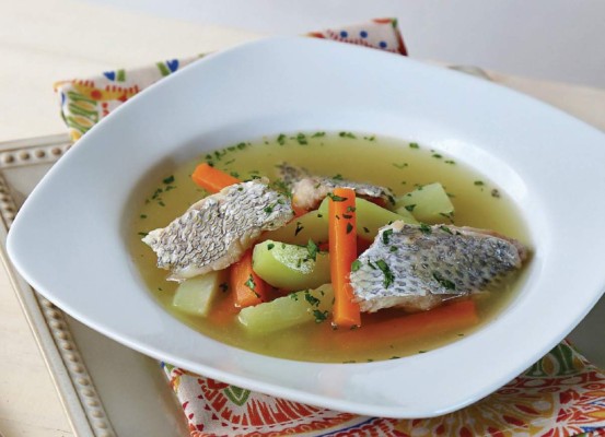 Sopa de pescado con vegetales