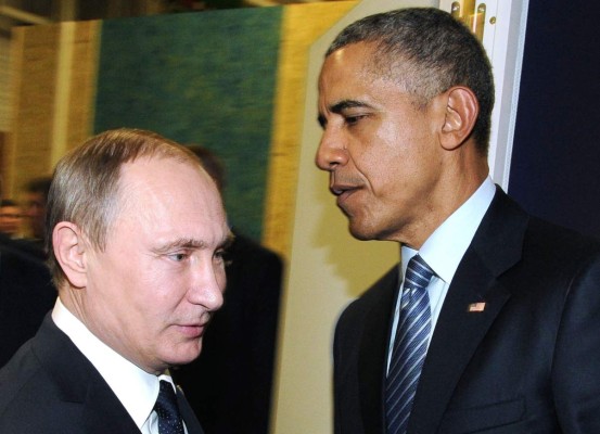 (FILES) This file photo taken on November 30, 2015 shows Russian President Vladimir Putin (L) meeting with US President Barack Obama on the sidelines of the UN conference on climate change - COP21 in Le Bourget, on the outskirts of the French capital Paris. Barack Obama on December 15, 2016 said the United States would retaliate against Russian hacking after the White House accused Vladimir Putin of direct involvement in cyberattacks designed to influence the US election. / AFP PHOTO / SPUTNIK / MIKHAIL KLIMENTYEV