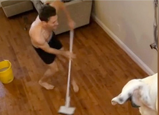 Un hombre es captado limpiando piso de una manera muy divertida. Foto YouTube.