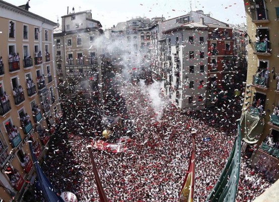 Pamplona grita ¡viva San Fermín' e inicia sus fiestas más internacionales