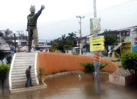 Acapulco sufre nuevas inundaciones y amenaza de lluvias 
