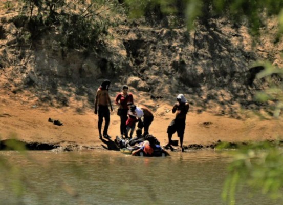 Agentes de EEUU rescatan a bebé de morir en aguas del Río Grande