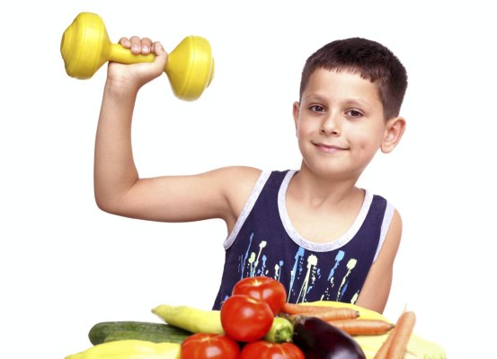 Los niños deben consumir alimentos ricos en calcio como la leche, yogur y queso. Además de llevar una alimentación balanceada.