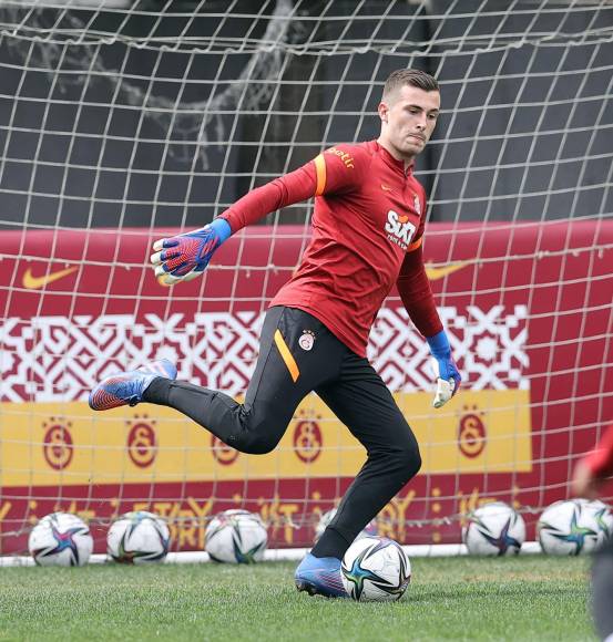  Iñaki Peña: Joven portero de 22 años de edad que está cedido a préstamo en el Galatasaray y medios españoles informan que volverá a las filas del FC Barcelona para la próxima campaña. 