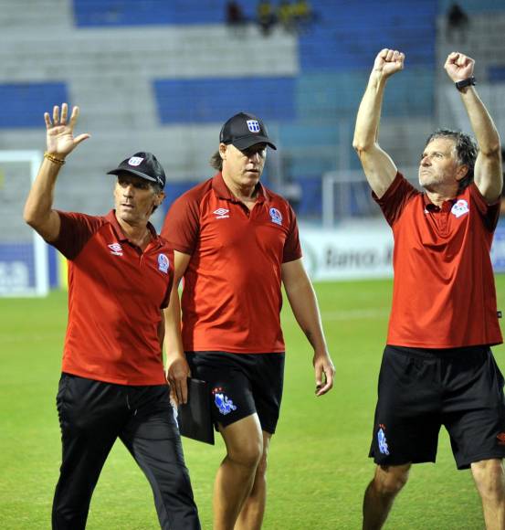 Pedro Troglio saludando a los aficionados olimpistas a su salida al campo para el inicio del partido.