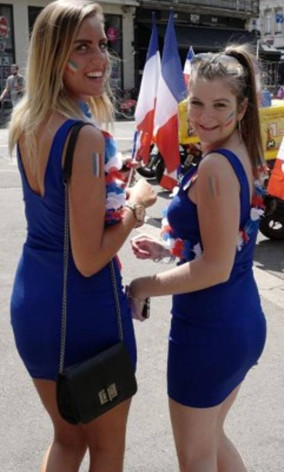 Estas hermosas francesas cautivaron en las calles de Moscú, Rusia.