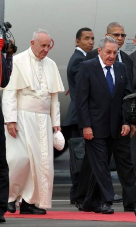 El papa Francisco baja del avión y saluda a Raúl Castro.