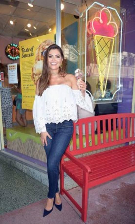 Con dos hijas, la actual pareja del periodista latino, Jorge Ramos disfruta sin remordimientos este rico helado.