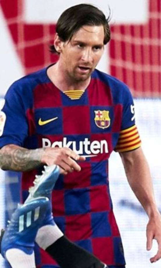 Messi estaba enfadado y tuvo que ser detenido por el resto de jugadores luego de haber agredido al brasileño Diego Carlos.