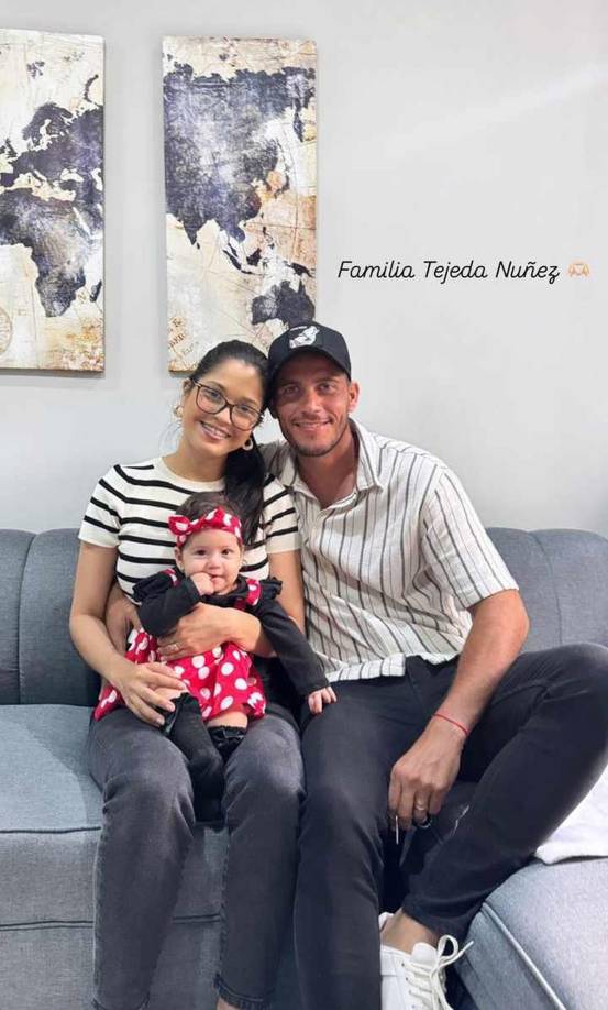 Ángel Tejeda, delantero del Marathón, la ha pasado en familia con su pareja Andrea Núñez y celebrando seis meses de vida de su hija.