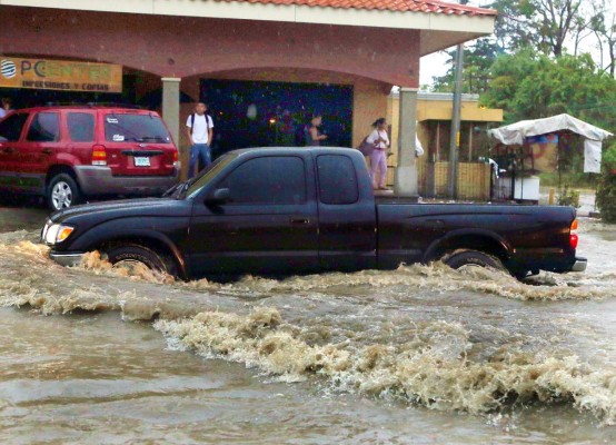 Tormenta deja inundaciones en 24 colonias, carros dañados y árboles caídos