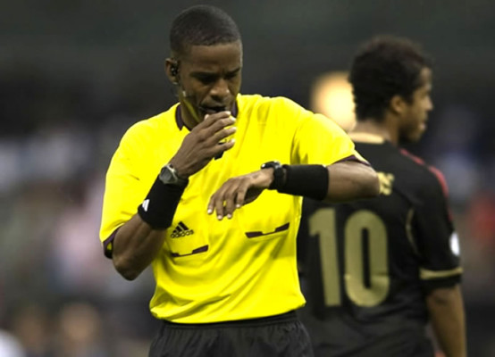 Árbitro panameño Roberto Moreno llora de alegría tras selección para ir a Brasil 2014