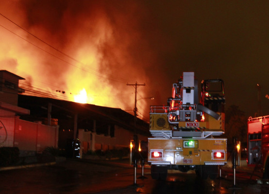 Incendio consume fábrica de camas y colchones en San Pedro Sula