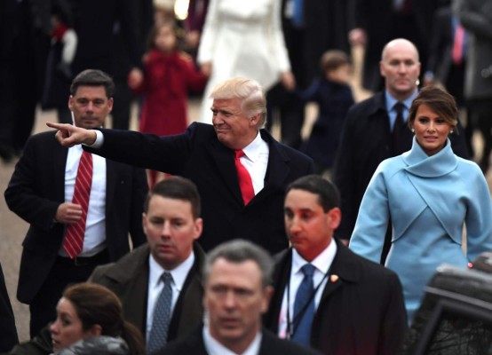 Los Trump presiden el desfile en su honor frente a la Casa Blanca