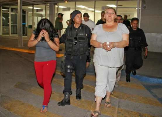 Arrestan a cuatro personas que llevaban a 23 migrantes en México