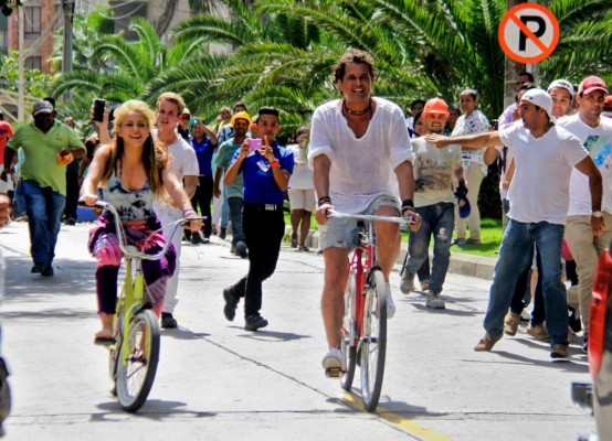 Colombian singer Shakira (L) and Colombian singer Carlos Vives ride bikes during the recording of the video for the song 'La Bicicleta' (The bicycle) in Barranquilla, Atlantico department, Colombia, on May 20, 2016. / AFP PHOTO / JOSE TORRES