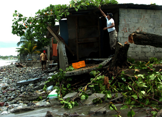 Daños en dos casas por alto oleaje en La Ceiba