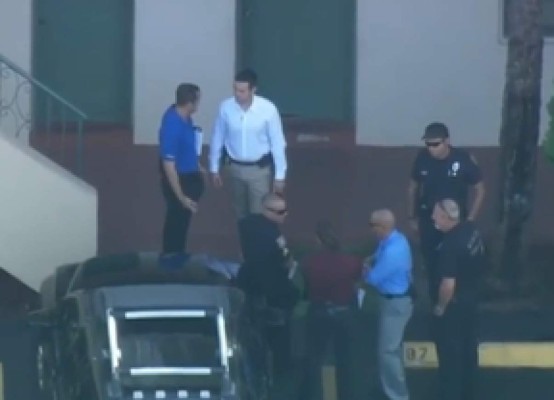 Agente de la Policía de Hialeah investigan las causas del crimen. Foto tomada de @kikeflor.