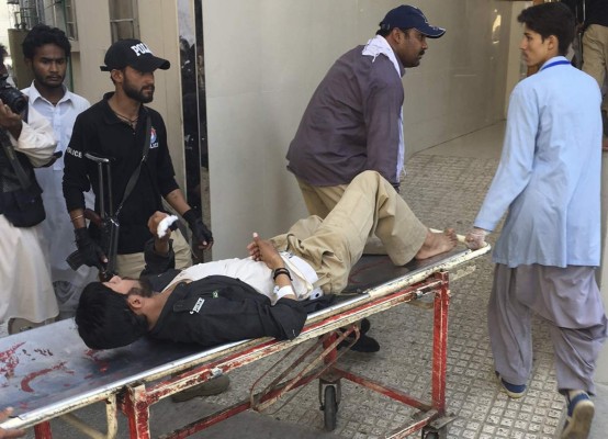 QTA16 QUETTA (PAKISTÁN) 23/06/2017.- Un hombre recibe atención médica en un hospital en Quetta (Pakistán) tras resultar herido en un atentado con bomba hoy, 23 de junio de 2017. Al menos cinco personas murieron, entre ellas un policía, y otras 16 resultaron heridas en un atentado con bomba perpetrado hoy en las proximidades del cuartel general de la Policía en la ciudad de Quetta, en el oeste de Pakistán. EFE/Jamal Taraqai ATENCIÓN EDITORES AL CONTENIDO GRÁFICO