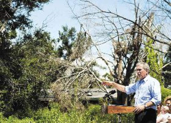 Bush visitó zonas que dañó Katrina