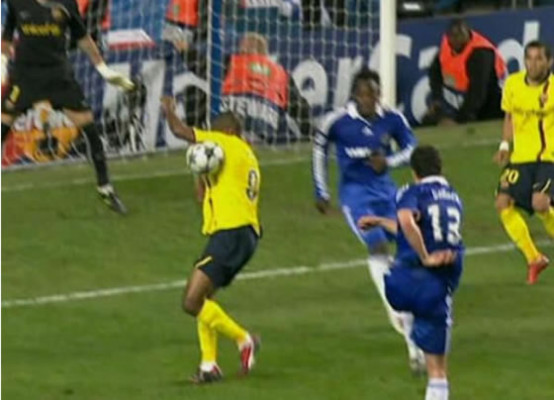 Árbitro del Chelsea-Barça recibe amenazas de muerte