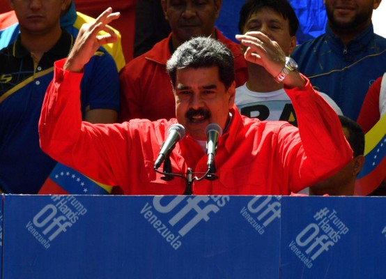 Maduro dice jamás se 'doblegará' y pide a militares defenderlo si lo derrocan