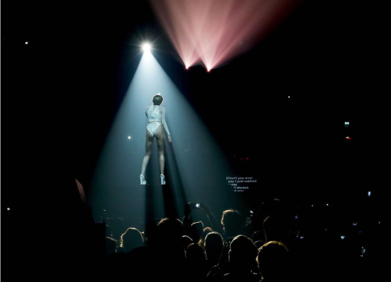 Miley Cyrus se fuma las críticas en los EMA 2013