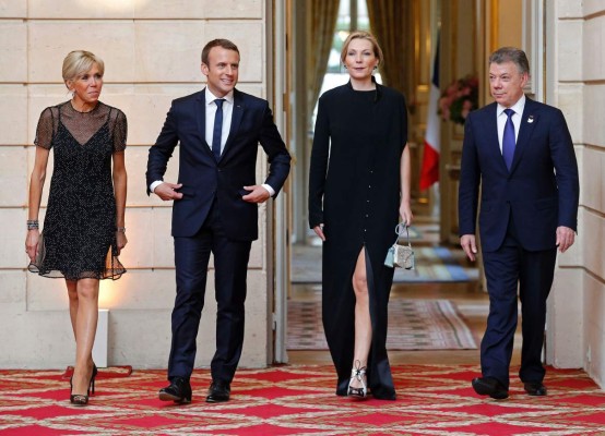 (From L) Brigitte Macron, Colombian President Juan Manuel Santos, French President Emmanuel Macron and Clemencia Rodriguez de Santos pose before a state dinner at the Elysee Palace, in Paris, on June 21, 2017. / AFP PHOTO / POOL / JEAN-PAUL PELISSIER