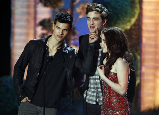 Robert Pattinson besa a Taylor Lautner en vivo
