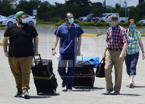 Hondureños y norteamericanos varados en el aeropuerto sampedrano partirán este día