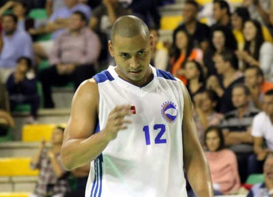 Estrella del baloncesto hondureño Johan Amador se debate entre la vida y la muerte