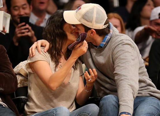 Mila Kunis presume anillo, escote y prometido