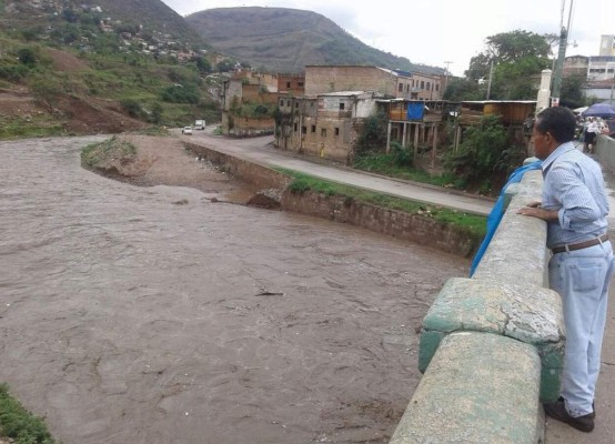 Inicia búsqueda de hondureño arrastrado por el río Choluteca