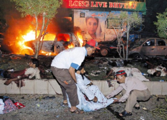 Benazir Bhutto se quedará en Pakistán pese a atentado que dejó 138 muertos