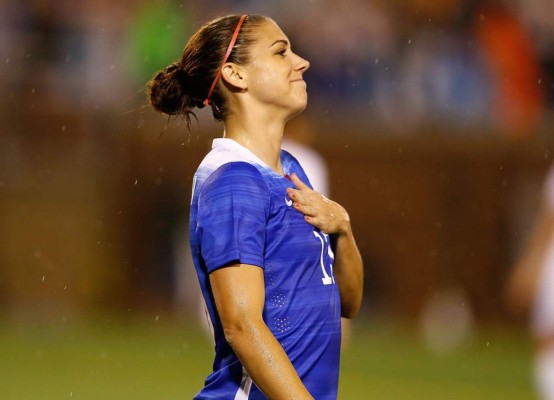 Video: Alex Morgan anota gol de pecho